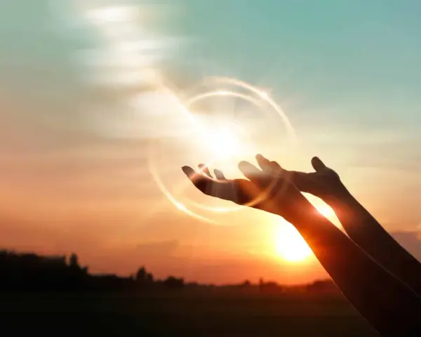 Hände strecken sich im Sonnenuntergang dem Licht entgegen, ein Symbol für Glauben und Hoffnung, wie in Markus 9,23.