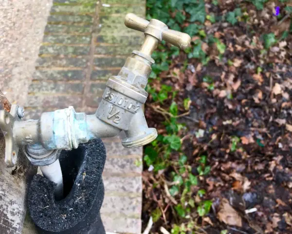 Jak zabezpieczyć kran na zimę, aby uniknąć kosztownych napraw