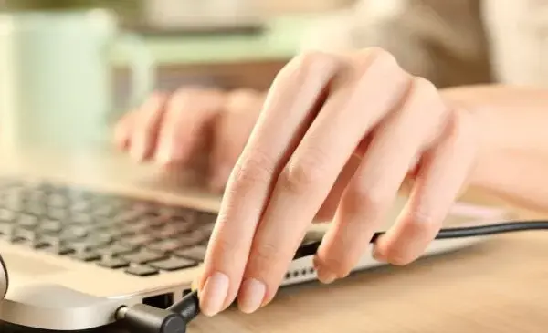 Pojemność baterii laptopa a czas pracy: co musisz wiedzieć, aby nie rozczarować się