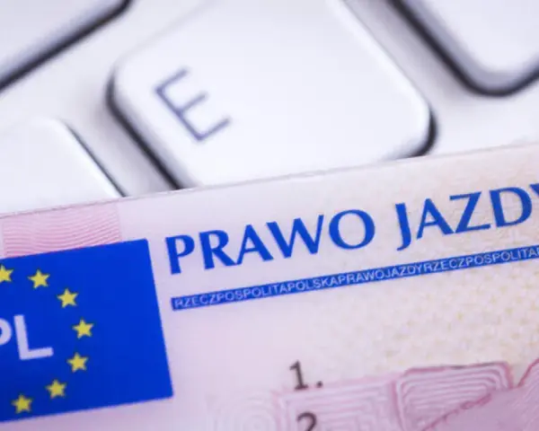 Czy można jeździć bez prawa jazdy po terenie prywatnym? Sprawdź zasady