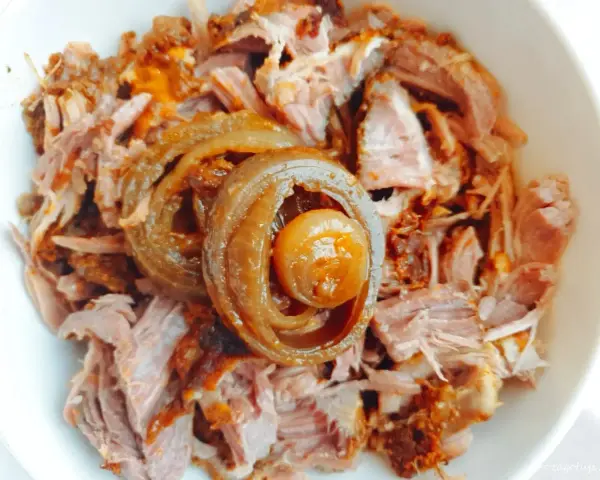 Pyszna szarpana wieprzowina, idealna do kanapek i tacos. Ten przepis na szarpaną wieprzowinę zachwyci każdego!