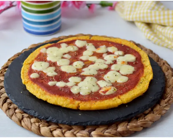 Pizza di patate con pomodoro e mozzarella filante, un piatto gustoso e originale.