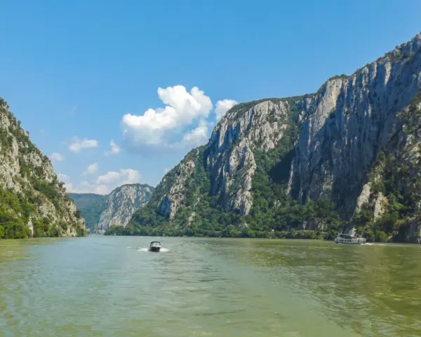 Rejs przez skalne wąwozy, gdzie rzeka tworzy naturalną żelazną bramę. W oddali widać statki.