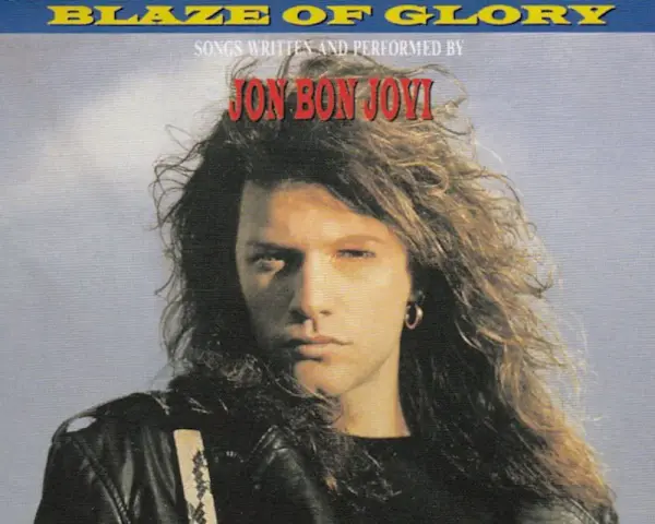 Jon Bon Jovi im "Blaze of Glory"-Look, mit wallender Mähne und ernstem Blick.