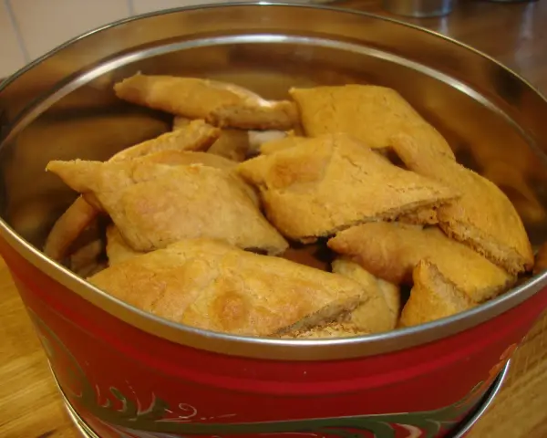 En burk fylld med gyllene sirapssnittar, redo att avnjutas. Ett perfekt recept för hembakade godsaker.