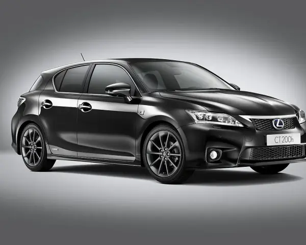 Czarny Lexus CT 200h z przodu, na szarym tle.