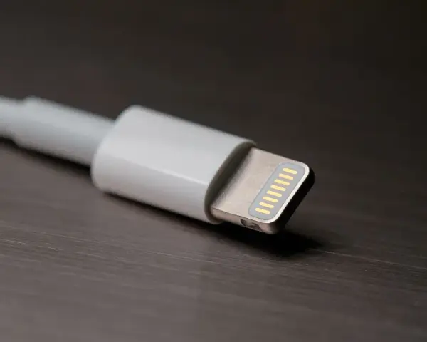 Biały kabel z końcówką jack to lightning, gotowy do podłączenia.