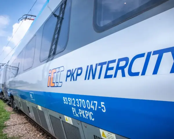 Nowoczesny pociąg PKP Intercity, być może relacji "Hańcza", gotowy do podróży.