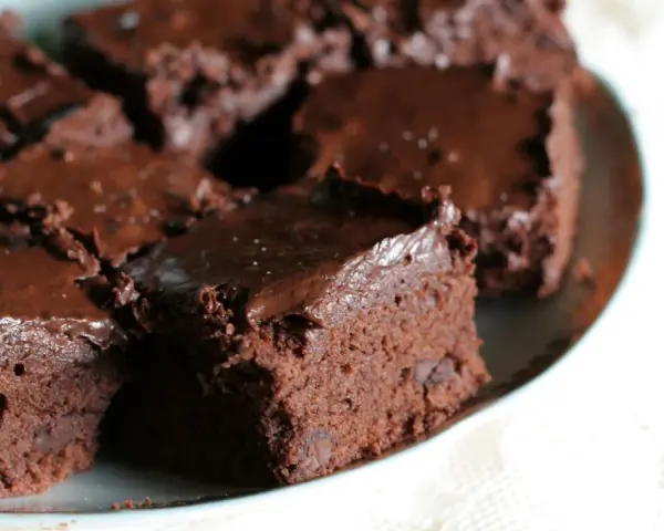 Saftige Buttermilch Brownies mit Schokoladenglasur auf einem Teller.