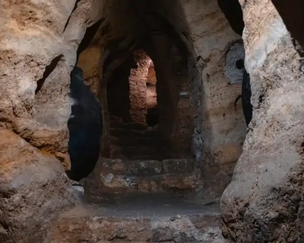 Antigua escalera de piedra que desciende hacia la oscuridad, parte de un misterioso embalse en Guadalajara.