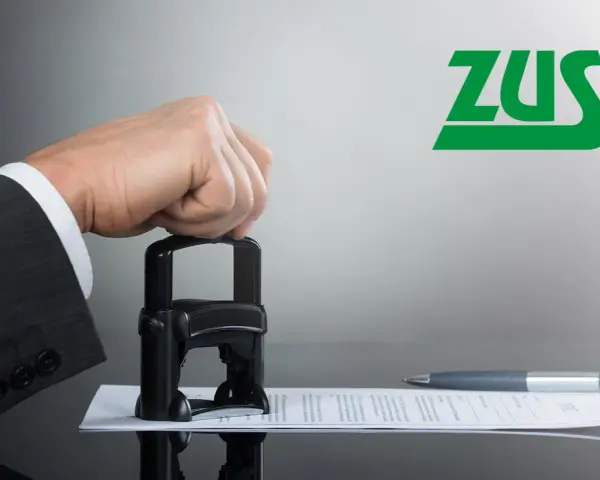 Dłoń w garniturze przyciska pieczątkę do dokumentu. Logo ZUS. Temat: sprzeciw wobec orzeczenia lekarza orzecznika ZUS - forum.