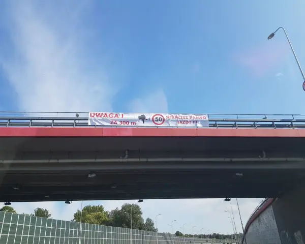 Uwaga! Przekroczenie prędkości o 30 w terenie zabudowanym grozi utratą prawa jazdy. Zbliżasz się do strefy kontroli.