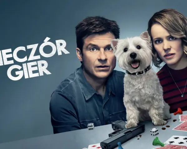 Jason Bateman i Rachel McAdams z psem, otoczeni przez karty, kości i pistolet. Zapowiada się wieczór pełen emocji i fajne filmy.