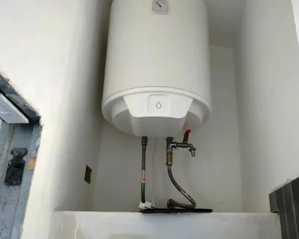 Scaldabagno elettrico bianco con tubi e rubinetto. Potrebbe esserci aria nello scaldabagno elettrico, ma l'immagine non lo mostra.