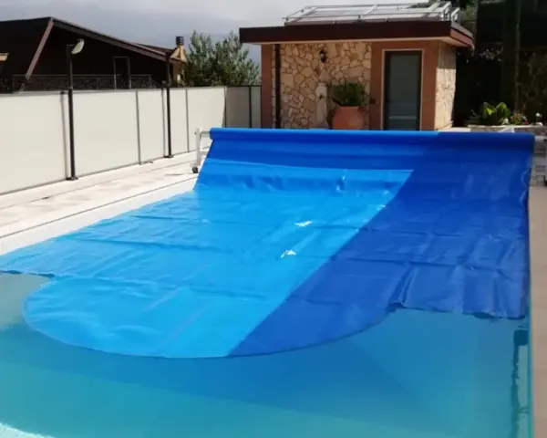 Cubierta azul para piscina, ideal para saber como calentar el agua de la piscina y mantenerla limpia.