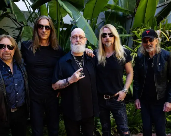Legenda zespołu Judas Priest przed koncertem. Wszyscy ubrani na czarno, w okularach przeciwsłonecznych, gotowi na rock and rolla.