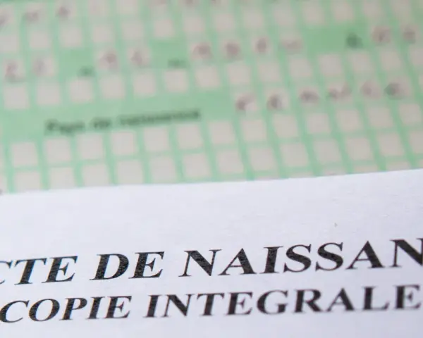 Extrait d'acte de naissance, une copie intégrale pour consulter l'état civil d'une personne.