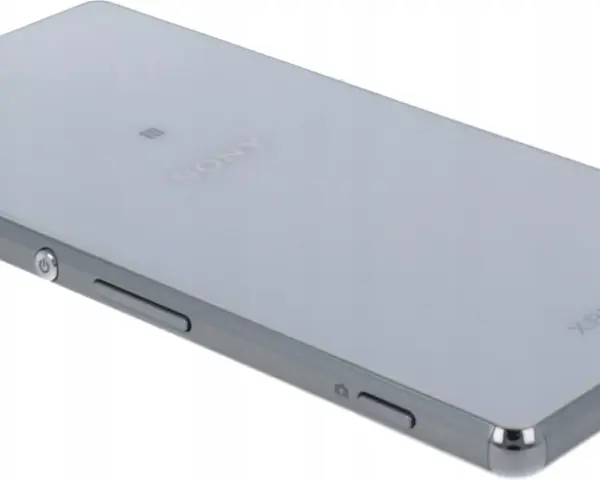 Srebrny smartfon Sony Xperia e5603 z widocznym obiektywem aparatu i logo producenta.