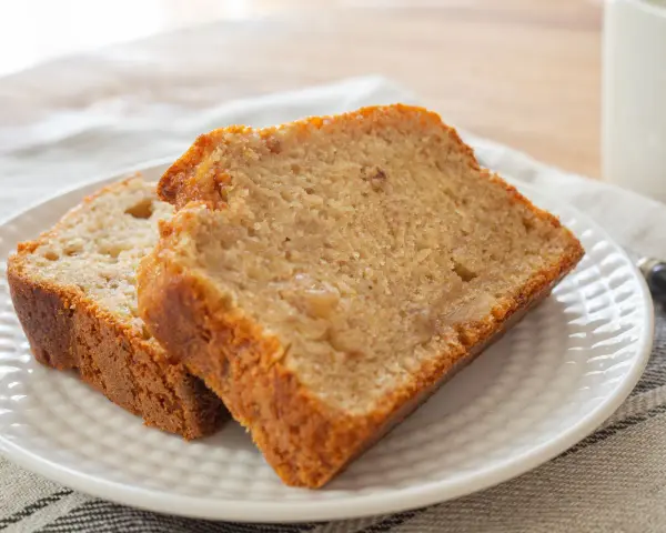 Två skivor saftig banankaka utan socker på en vit tallrik. Perfekt för en hälsosam fika.