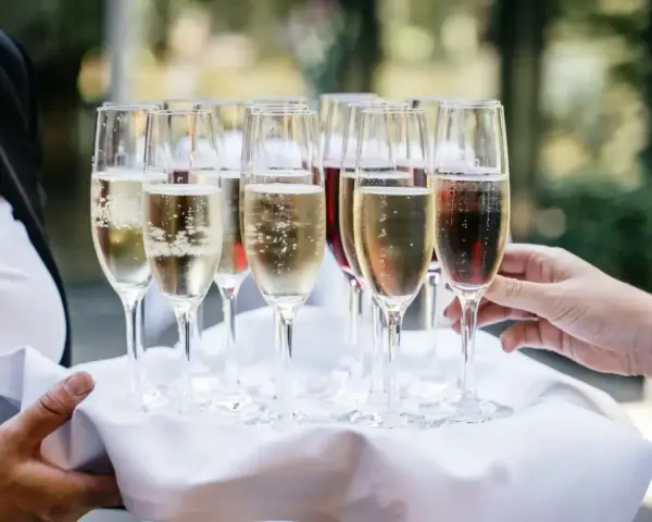 Taca z kieliszkami pełnymi musującego prosecco drink zamiast proseco. Idealny na toast!