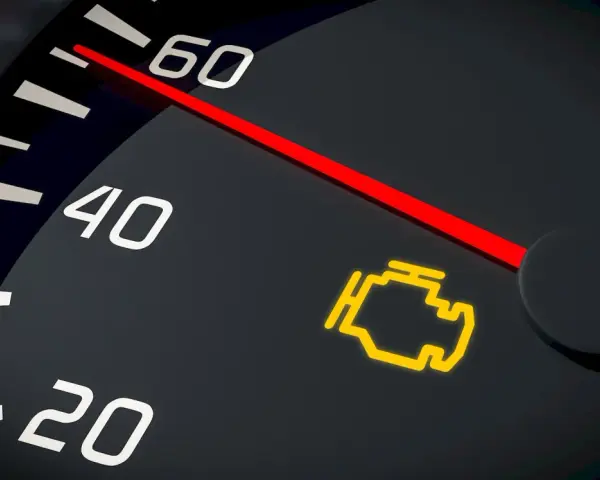 Spia gialla accesa sul cruscotto: un'anomalia motore da controllare subito.