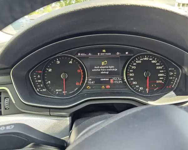 Na desce rozdzielczej Audi wyświetla się komunikat "Audi adaptive light: usterka! Patrz instrukcja obsługi". To sygnał, że asystent jazdy w korku wymaga uwagi.