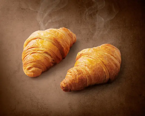 Dwa świeże, złociste rogaliki z Lidla, idealne na śniadanie. Zastanawiasz się nad ich kcal?