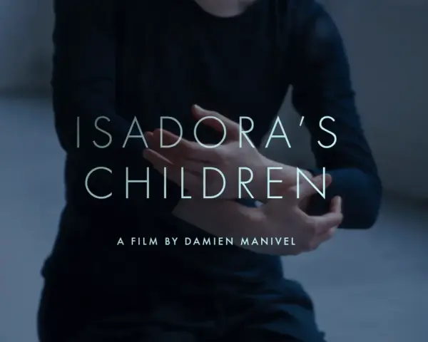 Tytuł filmu "Isadora's Children" z dłońmi tancerki. Film opowiada o dziedzictwie Isadory Duncan i jej dzieciach.