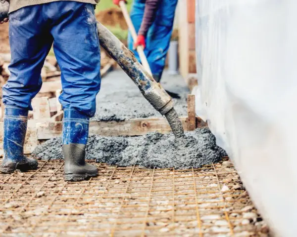 Budowa fundamentów: beton B20 wylewany przez pompę. Ile waży m3 betonu B20? Około 2400 kg.