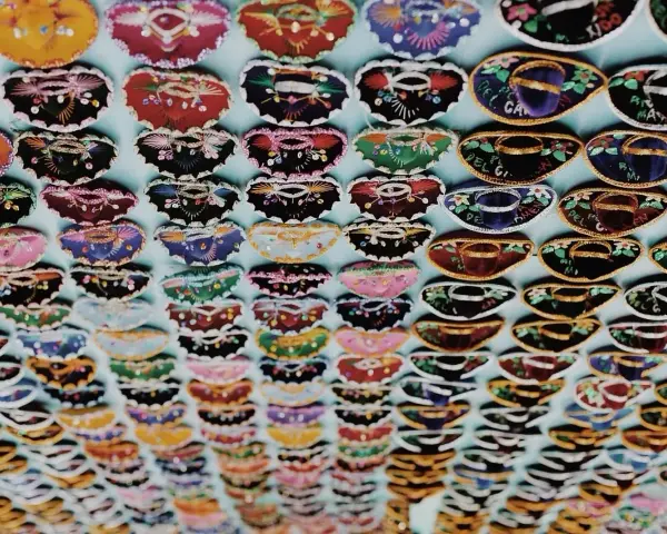 Kolorowe mini sombrero, idealne jako pamiątka. Zastanawiasz się, co przywieźć z Meksyku do jedzenia? Te kapelusze to świetny pomysł na dekorację!
