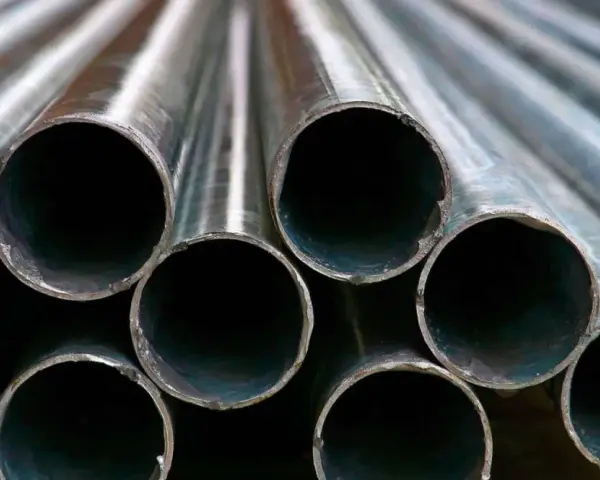 Tubos de acero galvanizado apilados. Aunque el acero galvanizado se oxida, su recubrimiento protector ayuda a prevenir la corrosión.