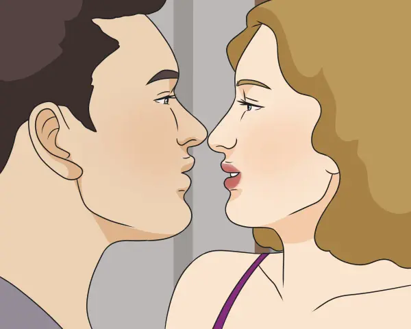 Pareja a punto de besarse. Él pregunta: "¿cómo se dice besos en francés?". Ella responde: "Bisous".