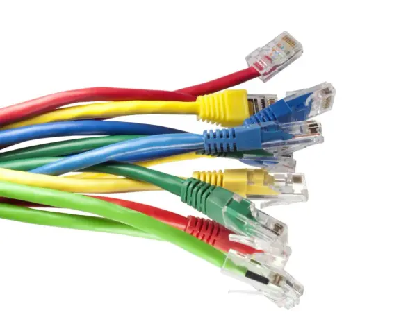 En bunt färgglada nätverkskablar, var och en 5 meter lång, med RJ45-kontakter.