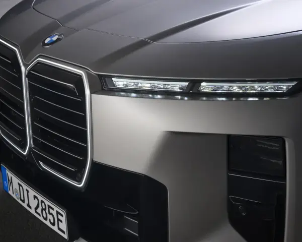 Przód nowego BMW 2026 z podświetlaną atrapą chłodnicy i smukłymi światłami LED.