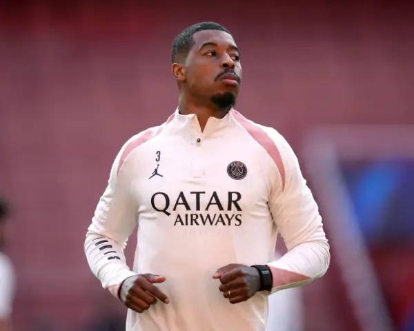 Piłkarz PSG, Kimpembe, w beżowej bluzie z logo Qatar Airways i numerem 3.