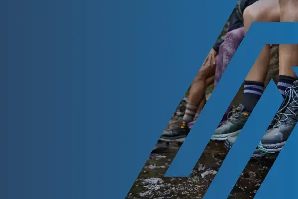 Personas con botas de montaña Hoka, perfectas para tu próxima aventura. Consulta la **guía tallas Hoka** para encontrar tu ajuste ideal.