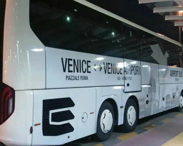 Autobus bianco con scritta "Venice <-> Venice Airport" e "Airport Bus Express". Un comodo mezzo per raggiungere l'aeroporto da Piazzale Roma.