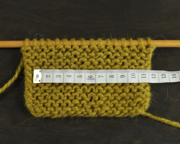 Mät stickfastheten på din stickning. Måttbandet visar hur många maskor som går på 10 cm. Att byta stickor kan påverka stickfastheten.