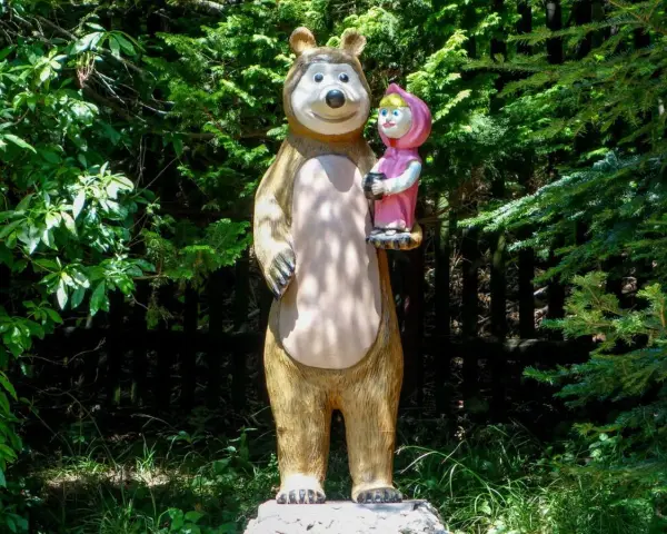 Miś i Masza, bohaterowie bajek, stoją w Ogrodzie Bajek w Międzygórzu.