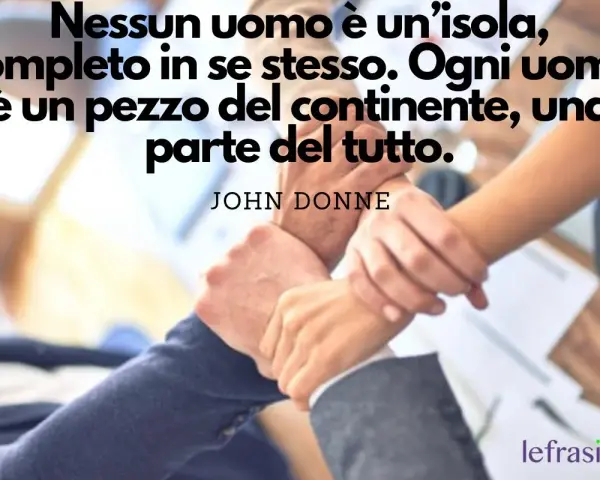 Mani unite in un gesto di collaborazione, con la citazione "Nessun uomo è un'isola..." che ispira frasi motivazionali lavoro di squadra.