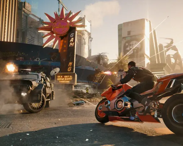 Postapokaliptyczna scena z gry Cyberpunk 2077: mężczyzna na motocyklu strzela do samochodu w futurystycznym mieście.
