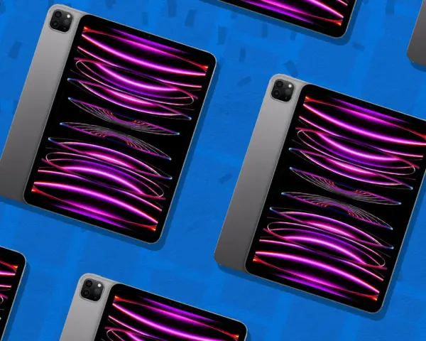 Mehrere graue iPads Pro mit lila Wellenmuster auf dem Bildschirm auf blauem Hintergrund.