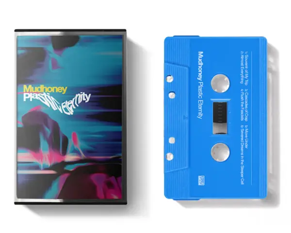 Kaseta Mudhoney "Plastic Eternity" - pamiątka z mojej podróży. Niebieska kaseta z listą utworów, obok okładka albumu.