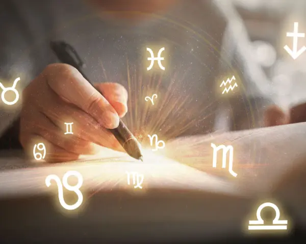 Dłoń pisze piórem, otoczona znakami zodiaku. Panna od 23 sierpnia do 22 września.