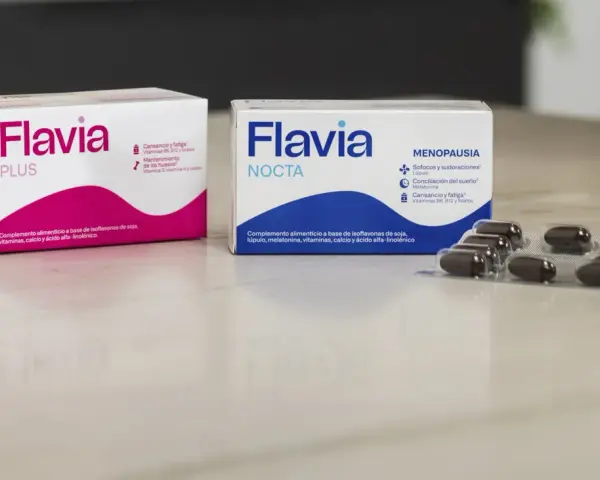 Cajas de Flavia PLUS y NOCTA, complementos alimenticios con vitaminas para el cansancio en la menopausia.