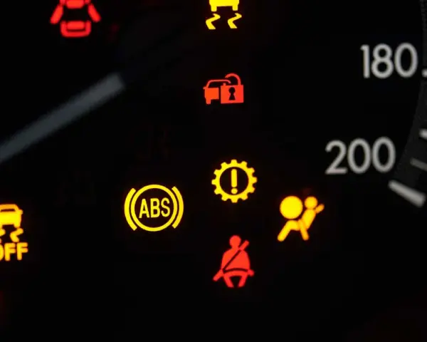 Armaturenbrett mit leuchtenden Warnleuchten: ABS, ESP, Airbag, Gurtwarner. Die airbag kontrollleuchte ausschalten ist das Ziel.