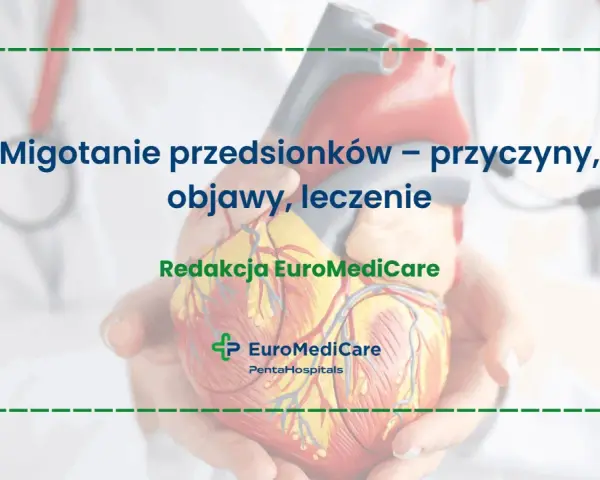 Model serca w dłoniach, tekst o migotaniu przedsionków, objawy i leczenie.