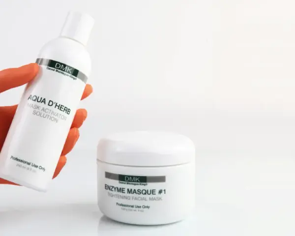 Szukasz dmk kosmetyki gdzie kupić? Na zdjęciu widać Aqua D'Herb i Enzyme Masque #1 od DMK.