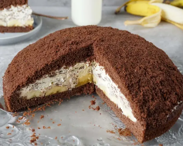 Schokoladiger Maulwurfkuchen mit Bananen und Sahne. Ein leckeres Maulwurfkuchen Rezept für jeden Anlass.