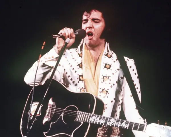 Elvis Presley singt mit Gitarre, trotz seiner bekannten elvis presley krankheit.